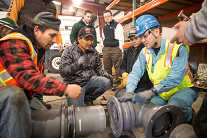 pipefitter giving a work demonstration to apprentices