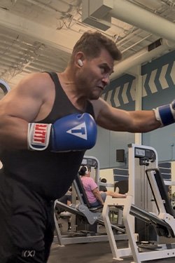 Dorian vẫn tiếp tục tập đấm bốc và tập luyện thường xuyên tại phòng tập.