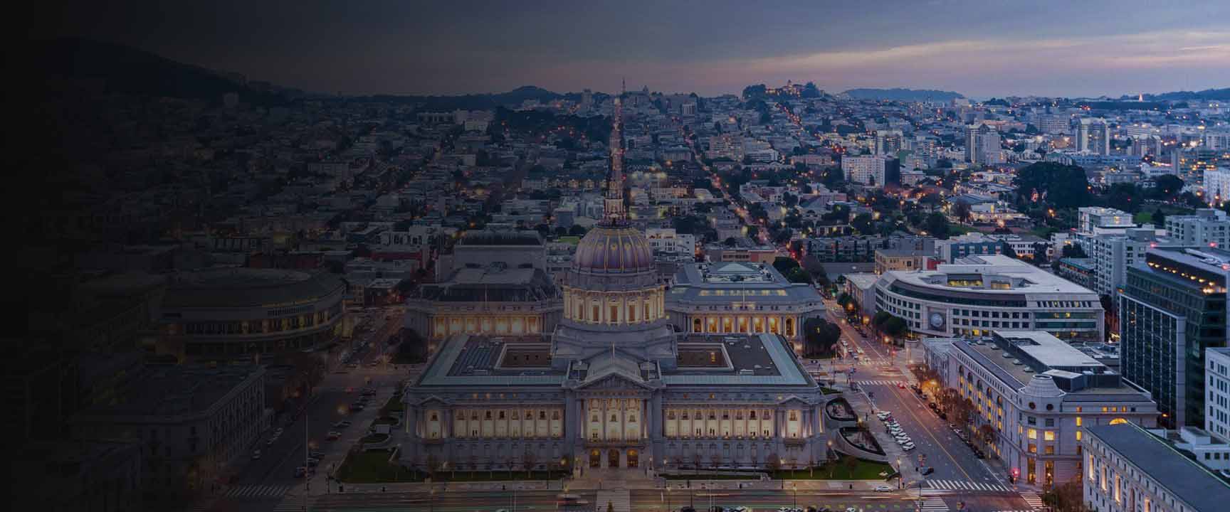 Vista aérea del Ayuntamiento de San Francisco al anochecer.