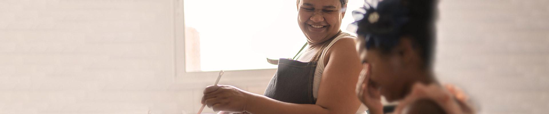 mẹ và con gái rửa bát