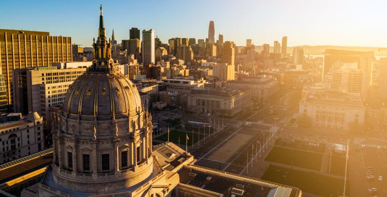 從空中俯瞰舊金山市政廳，背景是太陽能電池板和城市景觀。