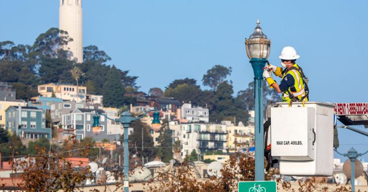 SF City power lineman streetlight