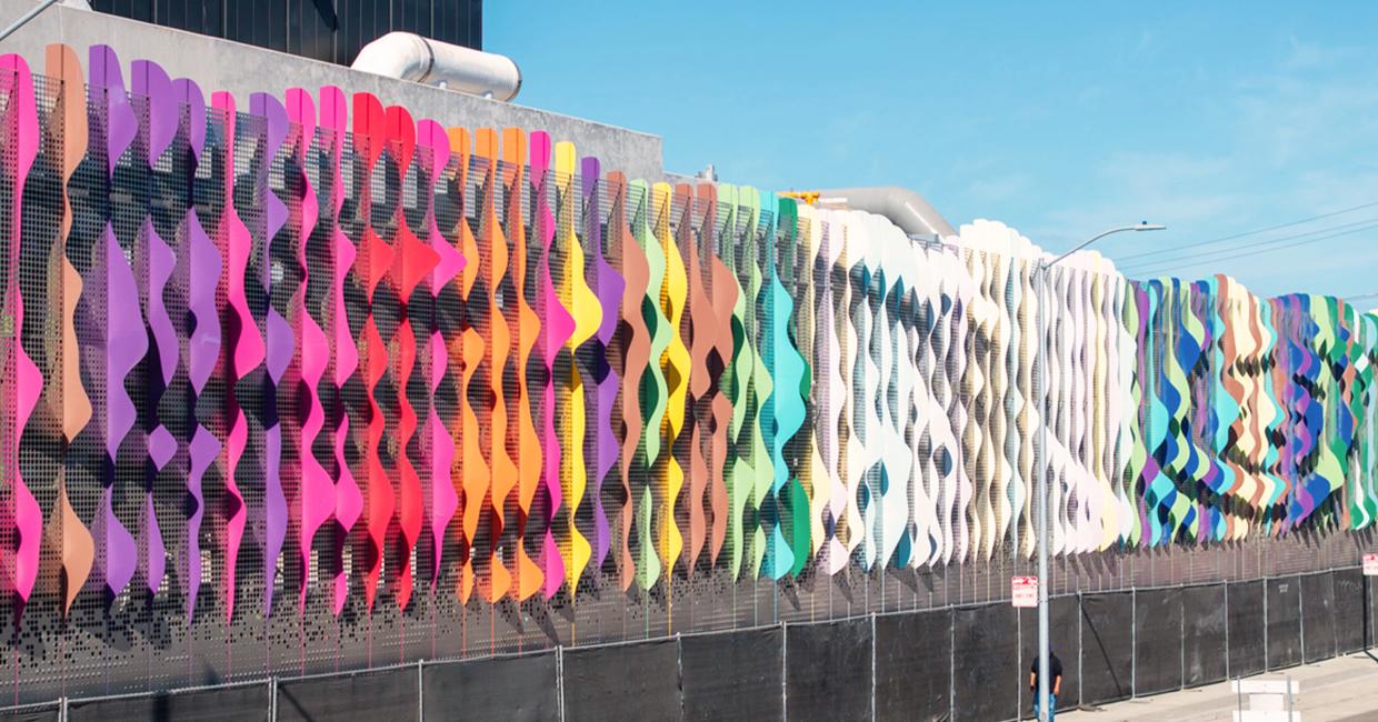 Aerial drone view ng art wall na pinamagatang "Whorl Whirl: Our Circular Nature" ng kilalang artista, si Norie Sato,
