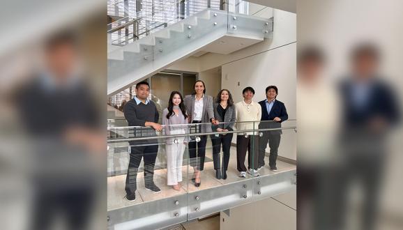 Equipo de Adquisiciones de ITS, de izquierda a derecha: Samuel Vicente, Fiona Tan, Anjelica Houston, Carol Karimi, Jason Jao y Elliot Yu. 