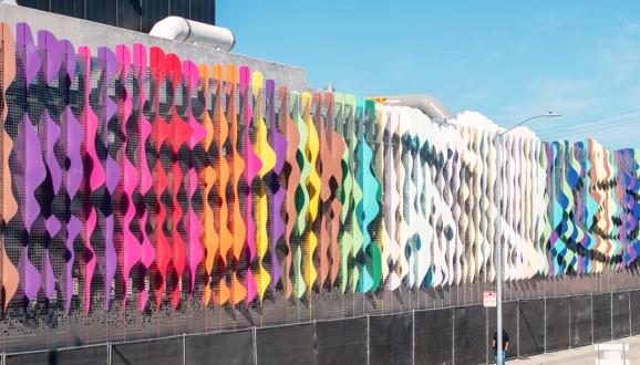 Aerial drone view ng art wall na pinamagatang "Whorl Whirl: Our Circular Nature" ng kilalang artista, si Norie Sato,