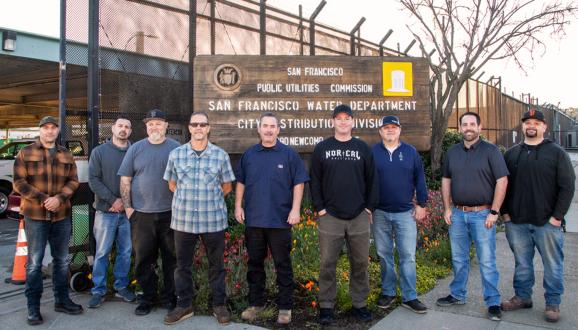 SFPUC's crew of gatemen. Mula kaliwa pakanan: Jeff Spano, Bobby Sari, Jason Brooke, Erik Rennenkampf, Steve Quinn, Matt Robertson, Rich Mercurio (Gateroom Supervisor), Bob Olinger, at Mike Reidy. Hindi nakalarawan: Jonnie Carpenter, Ricky Gonzales, at Paul Pese
