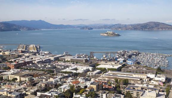Vista del paisaje urbano y Alcatraz desde la estación meteorológica húmeda de North Point.